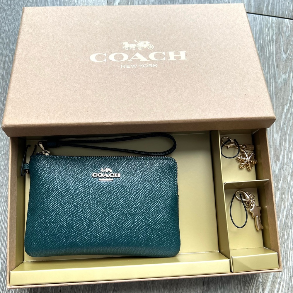 Coach Boxed Corner zip Wristlet